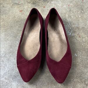 Vionic Caballo Burgundy/wine Pointed Toe Flats
Size: 6